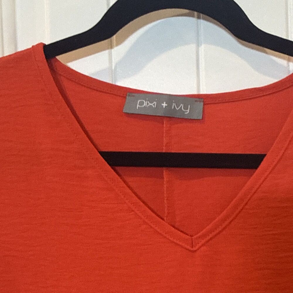 Pixi + Ivy Women's Red Solid V-Neck Short Sleeve Knit Polyester Top M - Picture 2 of 4